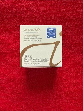 Jane iredale amazing base loose mineral powder in Light beige color